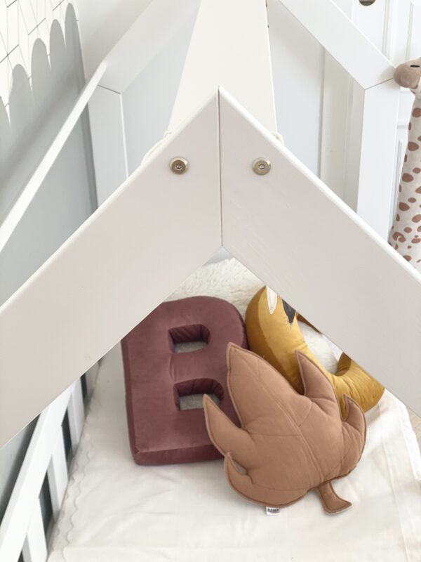 Hausbett mit hoher Barriere massiv